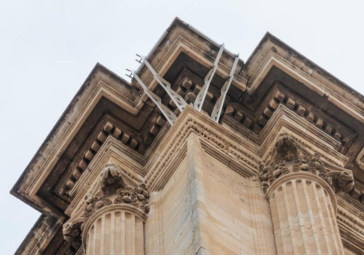 Estructura colocada en una de las cornisas de la Catedral de Granada.