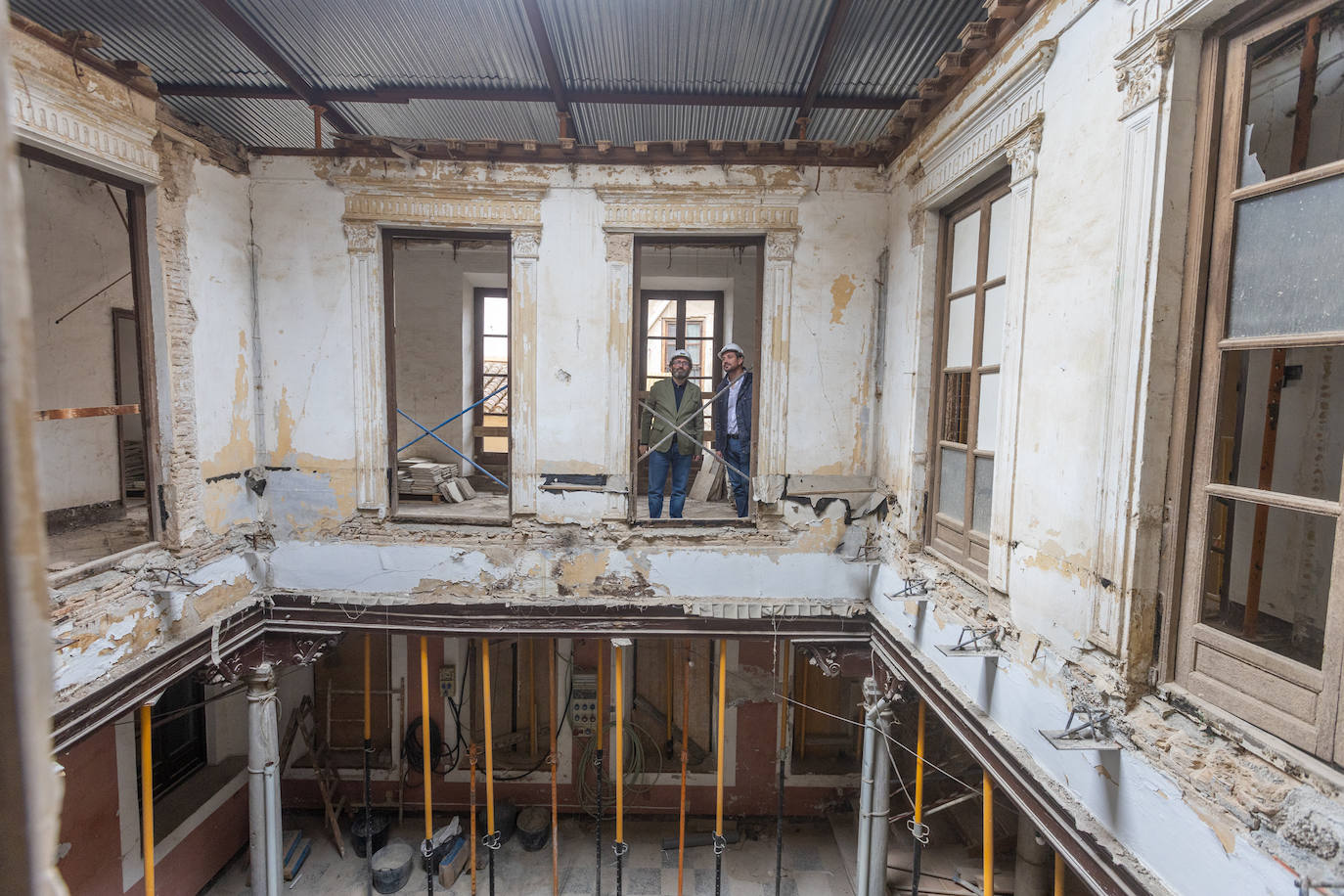 Tejado de aluminio que cubre el patio temporalmente.