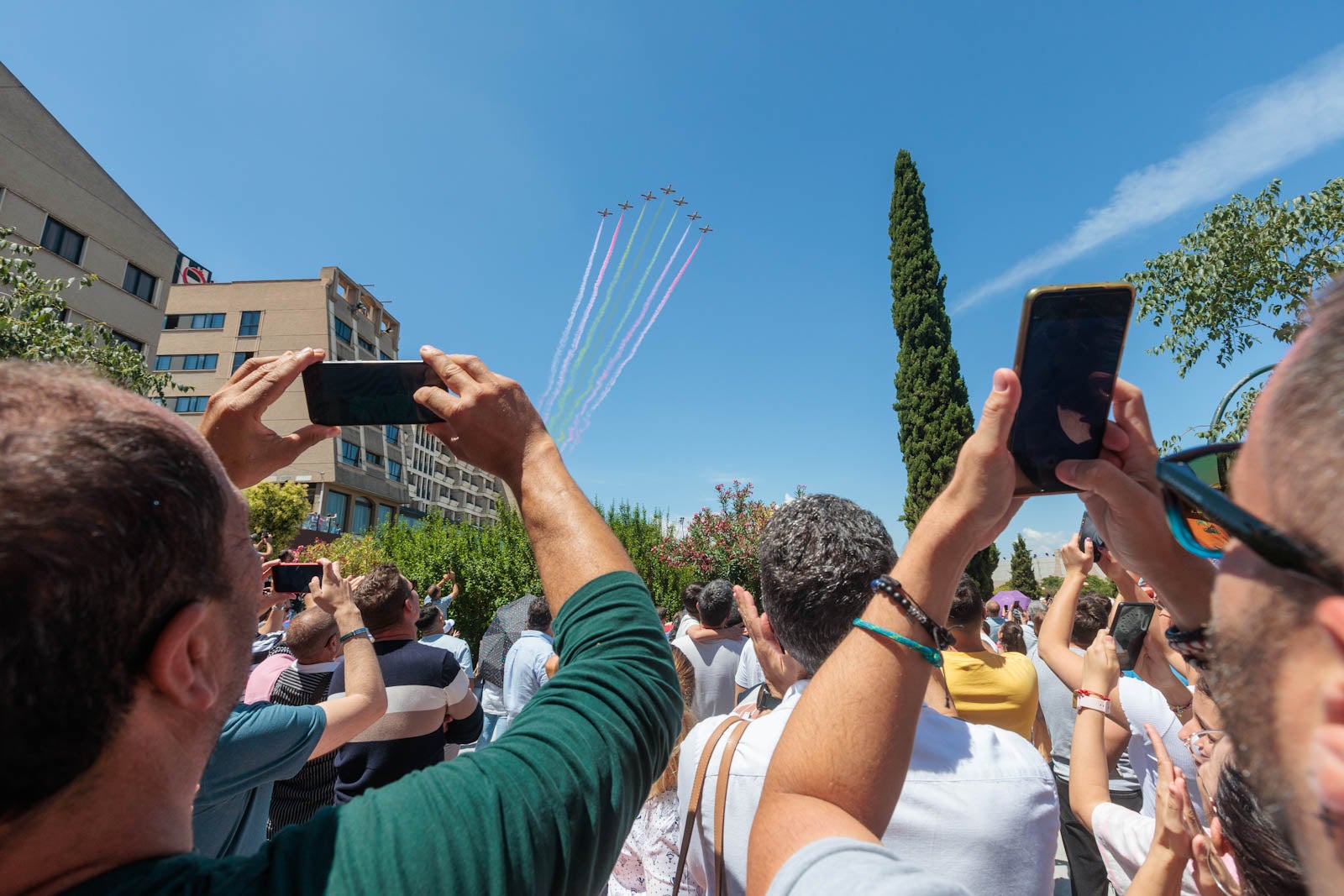 Las imágenes de los granadinos disfrutando del desfile de las Fuerzas Armadas