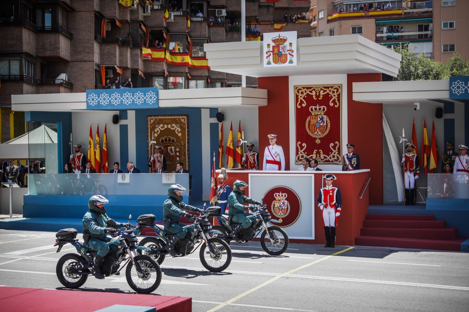 Las imágenes del desfile de las Fuerzas Armadas desde dentro y a vista de pájaro