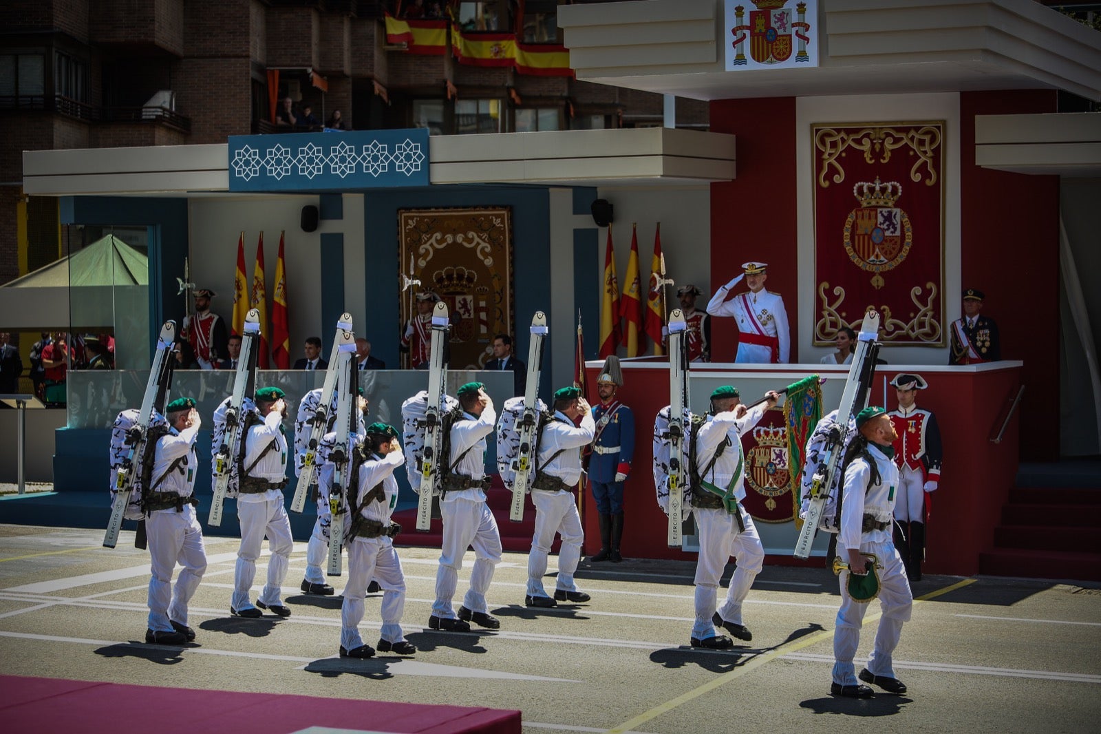 Las imágenes del desfile de las Fuerzas Armadas desde dentro y a vista de pájaro