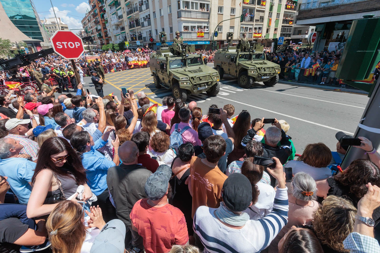 Las imágenes de los granadinos disfrutando del desfile de las Fuerzas Armadas