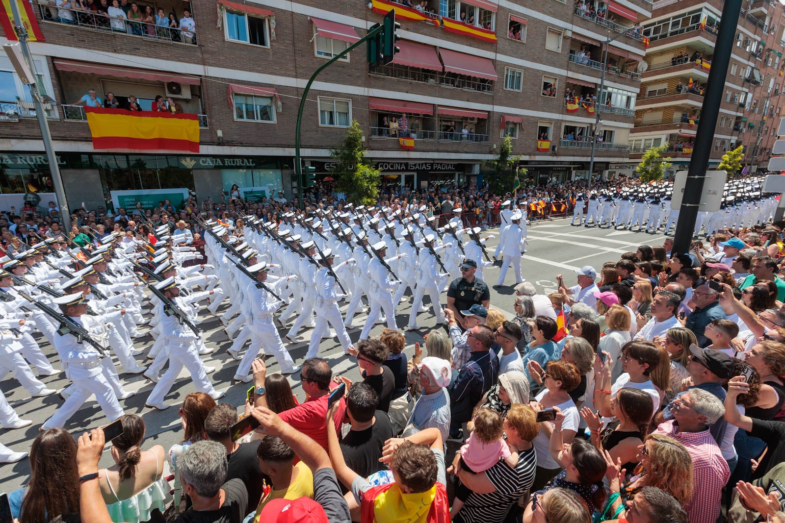 Las imágenes de los granadinos disfrutando del desfile de las Fuerzas Armadas