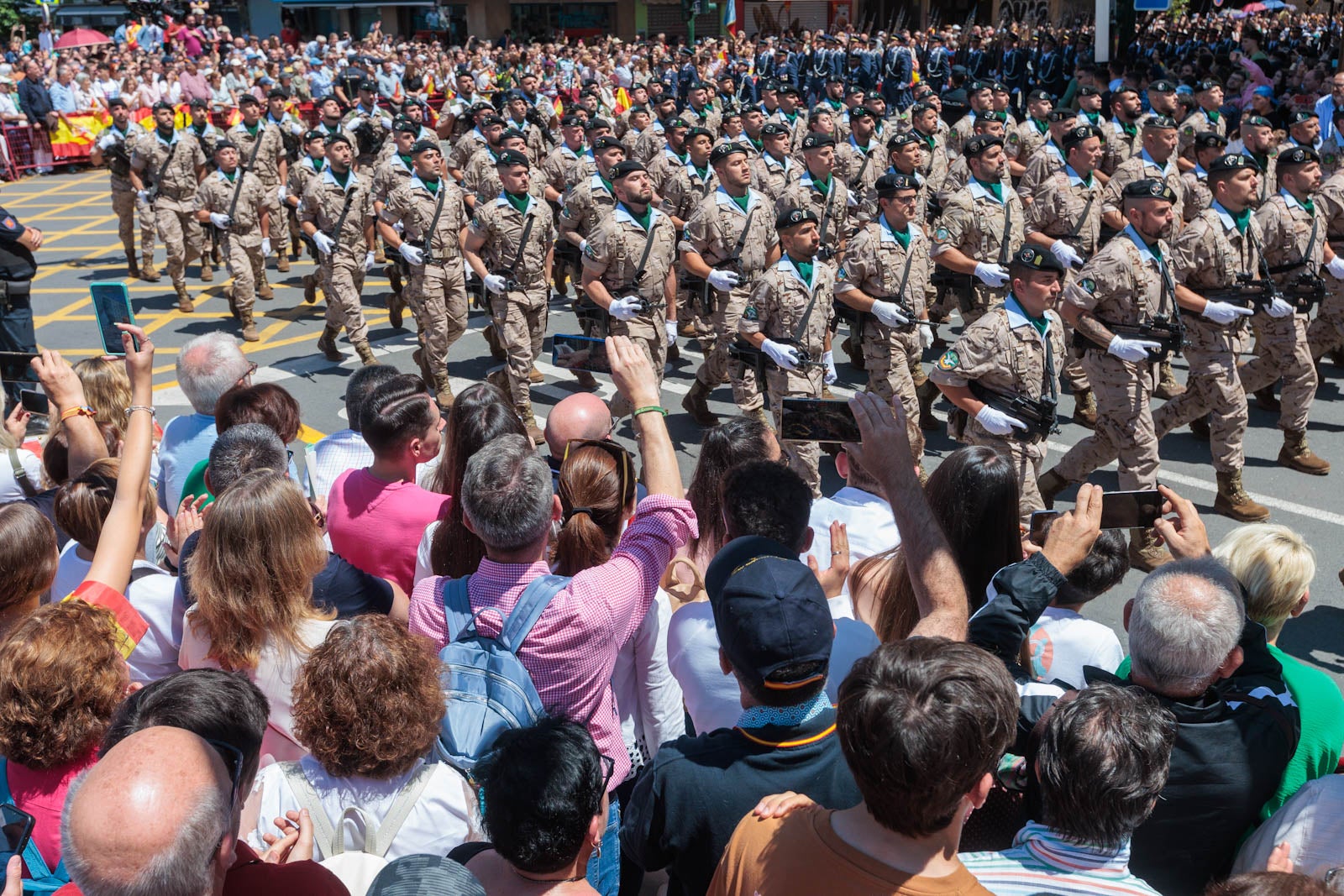 Las imágenes de los granadinos disfrutando del desfile de las Fuerzas Armadas