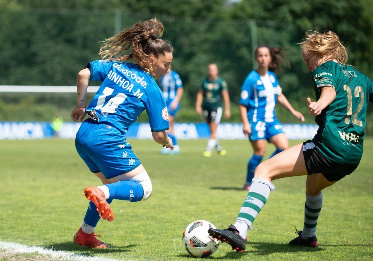 Ainhoa Marín regateando a una rival.