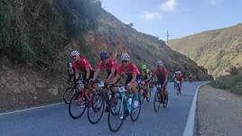 Los ciclistas, subiendo el puerto de Haza de Lino
