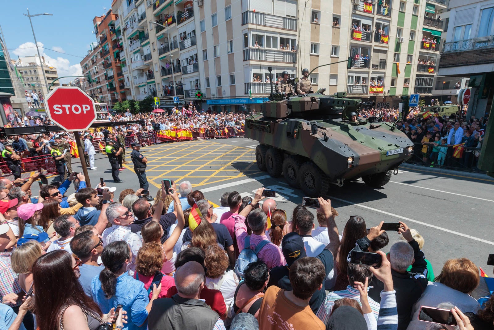 Las imágenes de los granadinos disfrutando del desfile de las Fuerzas Armadas