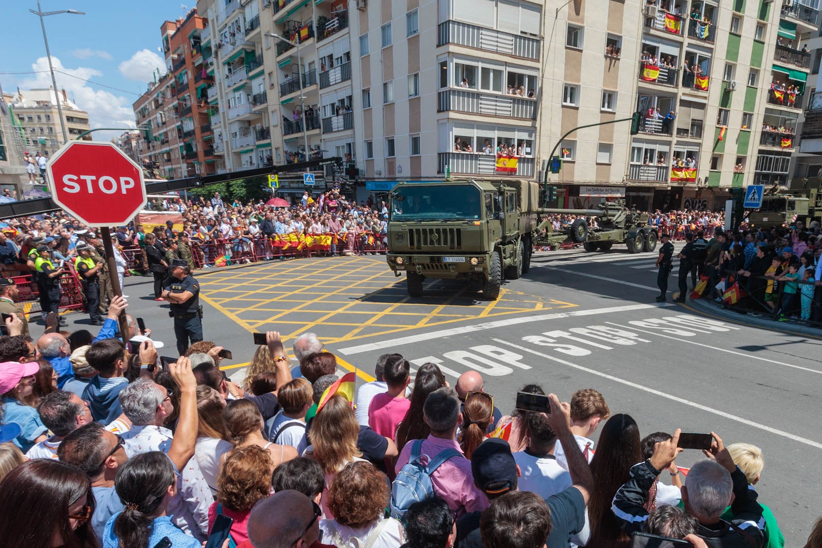 Las imágenes de los granadinos disfrutando del desfile de las Fuerzas Armadas