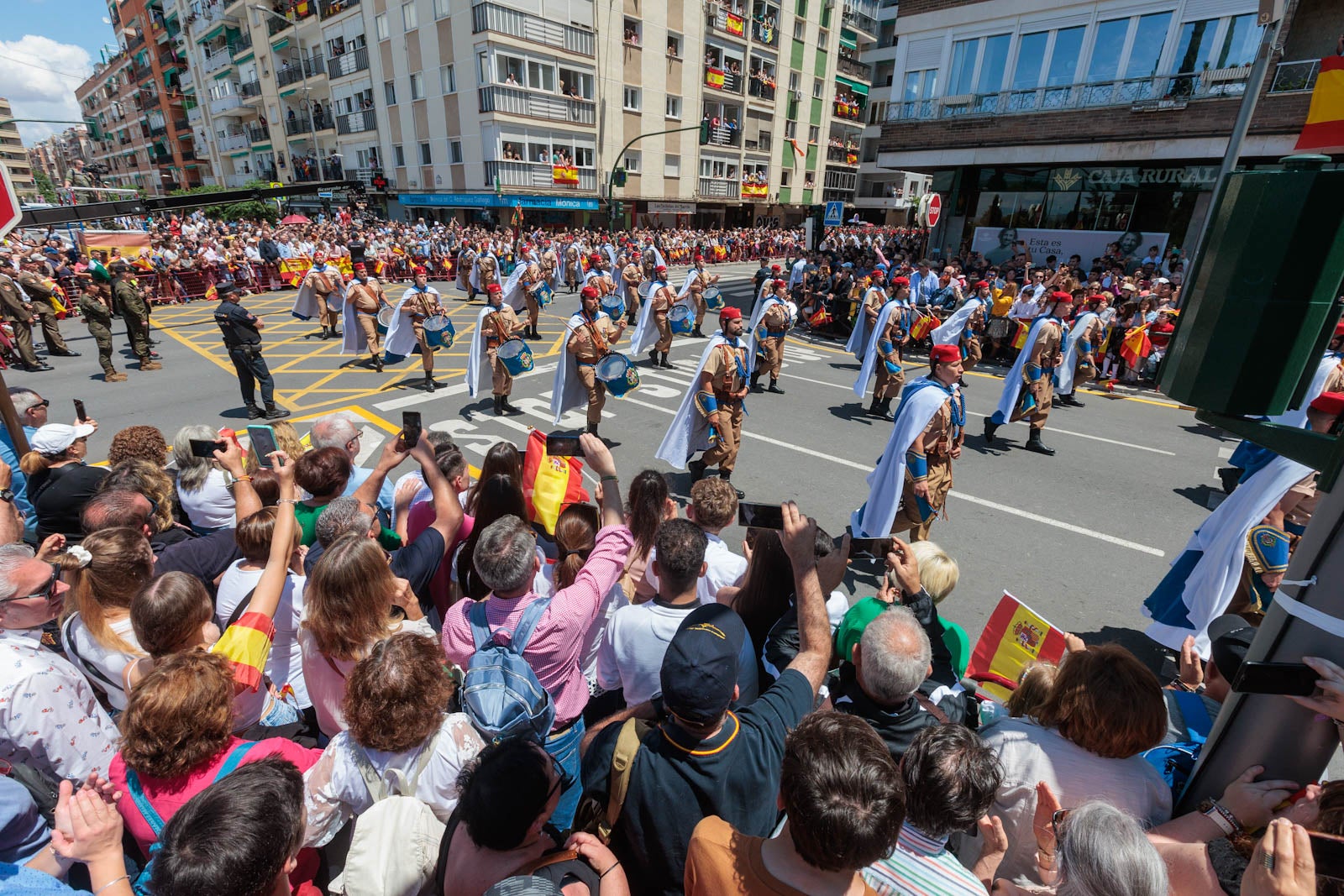 Las imágenes de los granadinos disfrutando del desfile de las Fuerzas Armadas