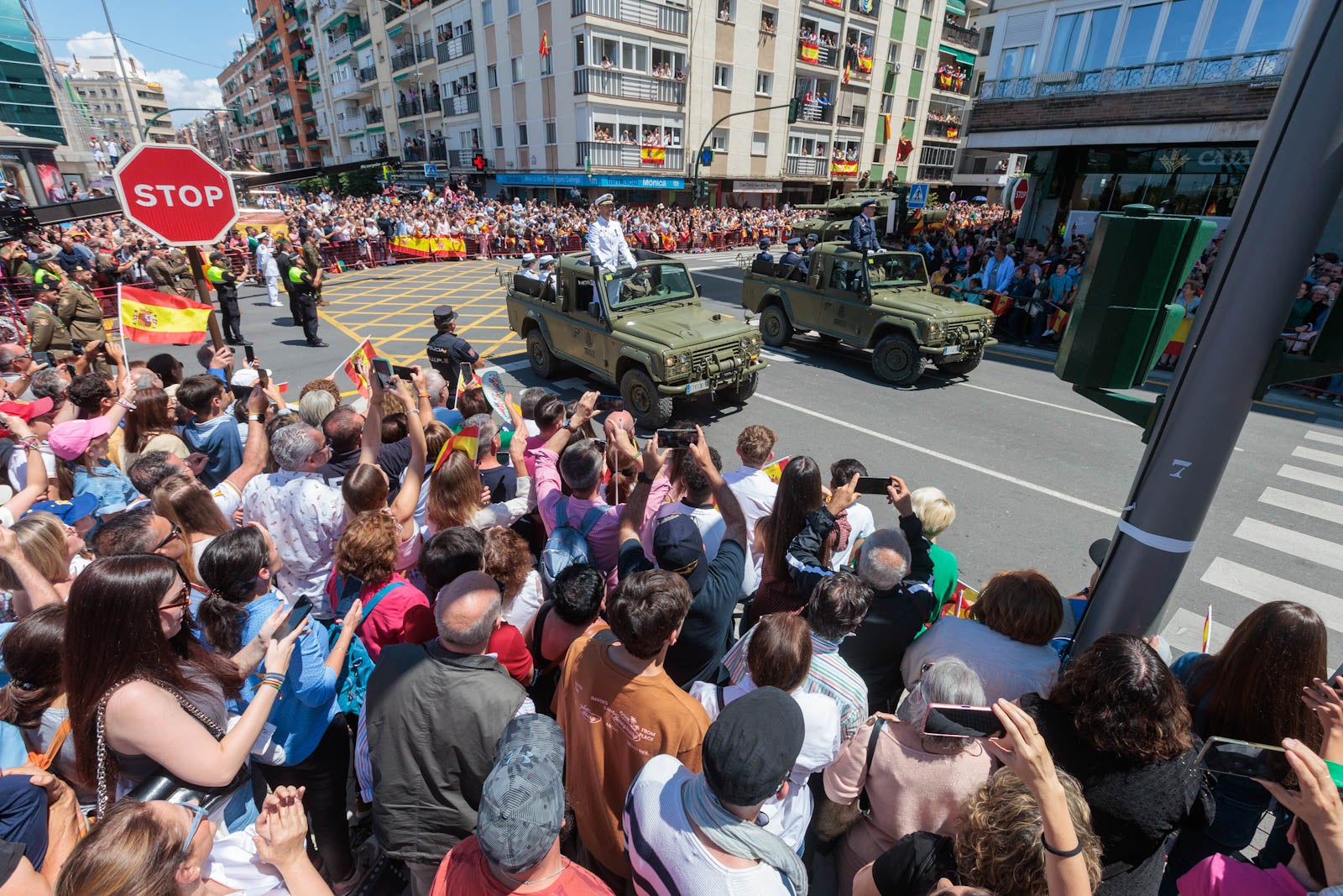 Las imágenes de los granadinos disfrutando del desfile de las Fuerzas Armadas