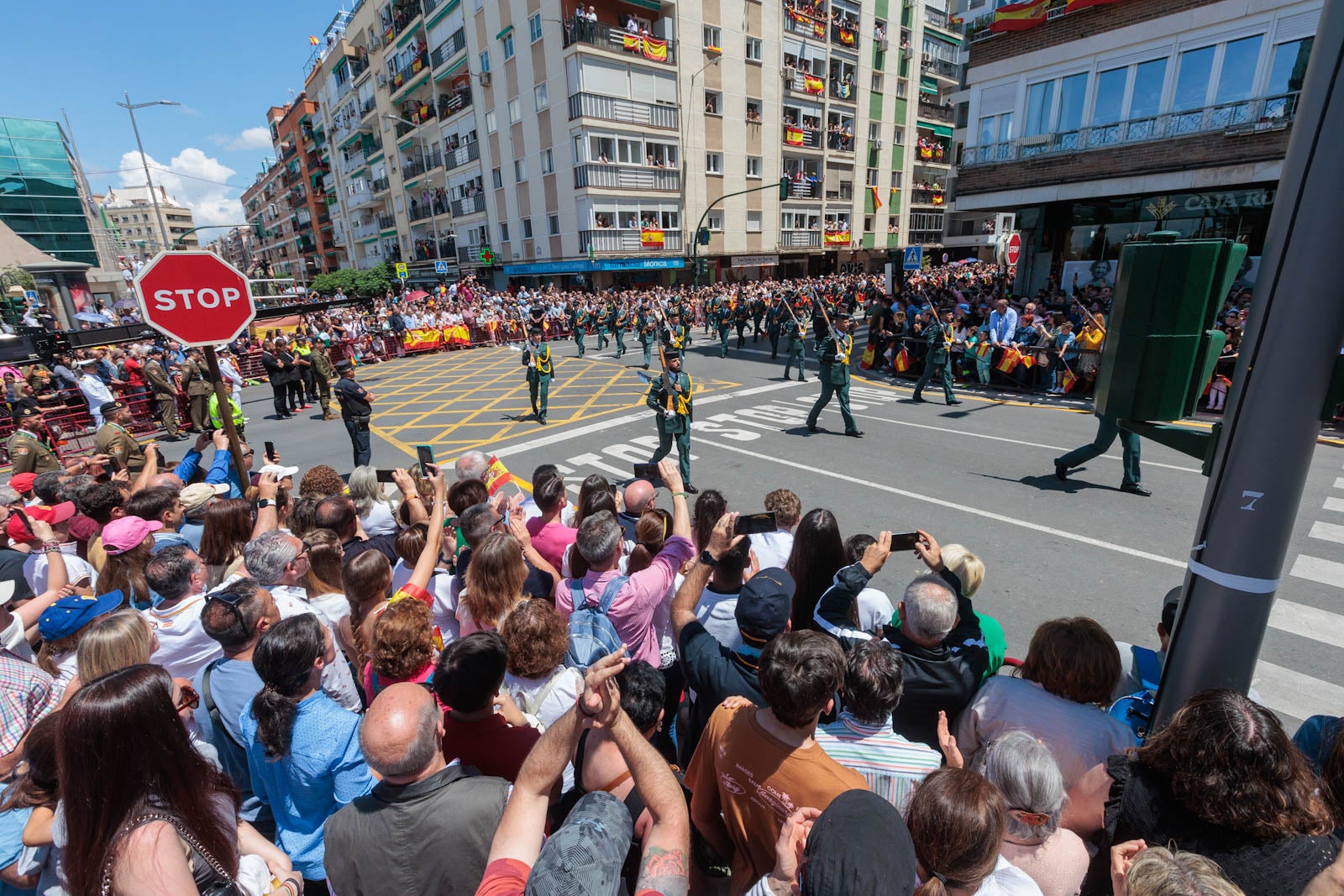 Las imágenes de los granadinos disfrutando del desfile de las Fuerzas Armadas