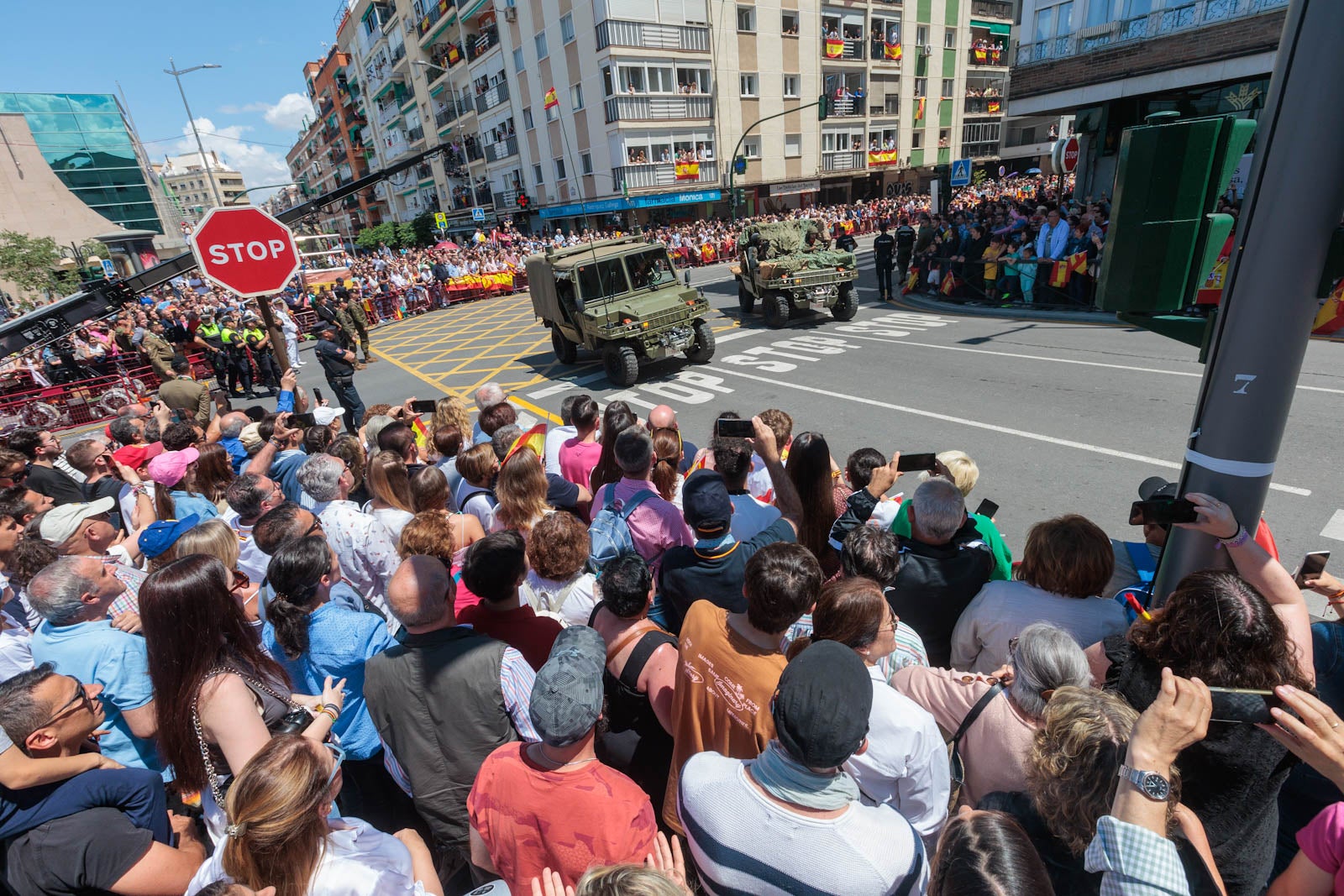 Las imágenes de los granadinos disfrutando del desfile de las Fuerzas Armadas