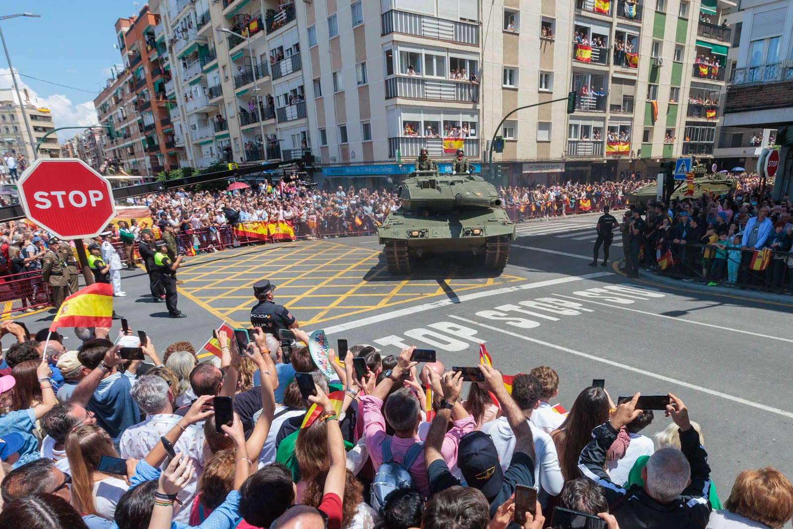 Las imágenes de los granadinos disfrutando del desfile de las Fuerzas Armadas