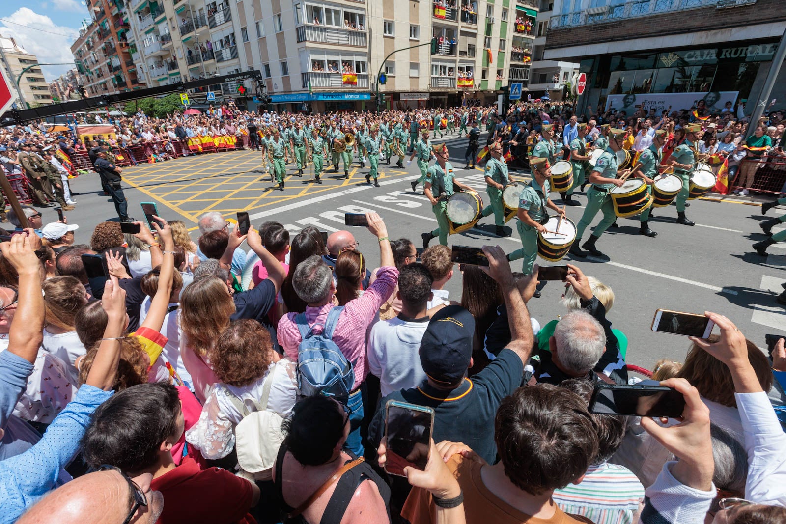 Las imágenes de los granadinos disfrutando del desfile de las Fuerzas Armadas