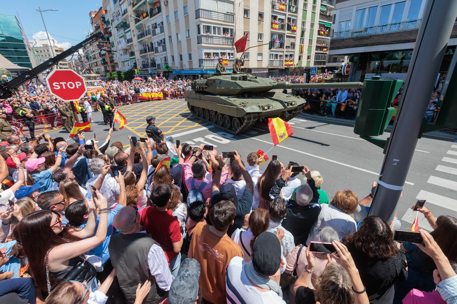 Las imágenes de los granadinos disfrutando del desfile de las Fuerzas Armadas