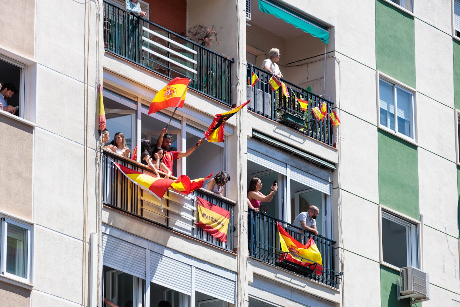 Las imágenes de los granadinos disfrutando del desfile de las Fuerzas Armadas