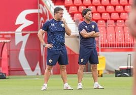 Xabi Gil y Rubi observan el trabajo de sus jugadores.