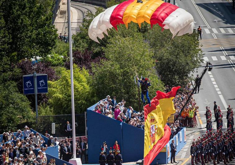 Así ha sido el salto de la cabo Carmen con la bandera, primero de una mujer en la historia.