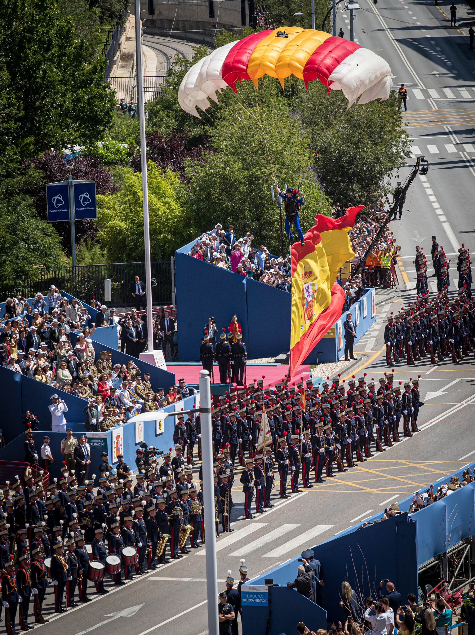 Las imágenes del desfile de las Fuerzas Armadas desde dentro y a vista de pájaro