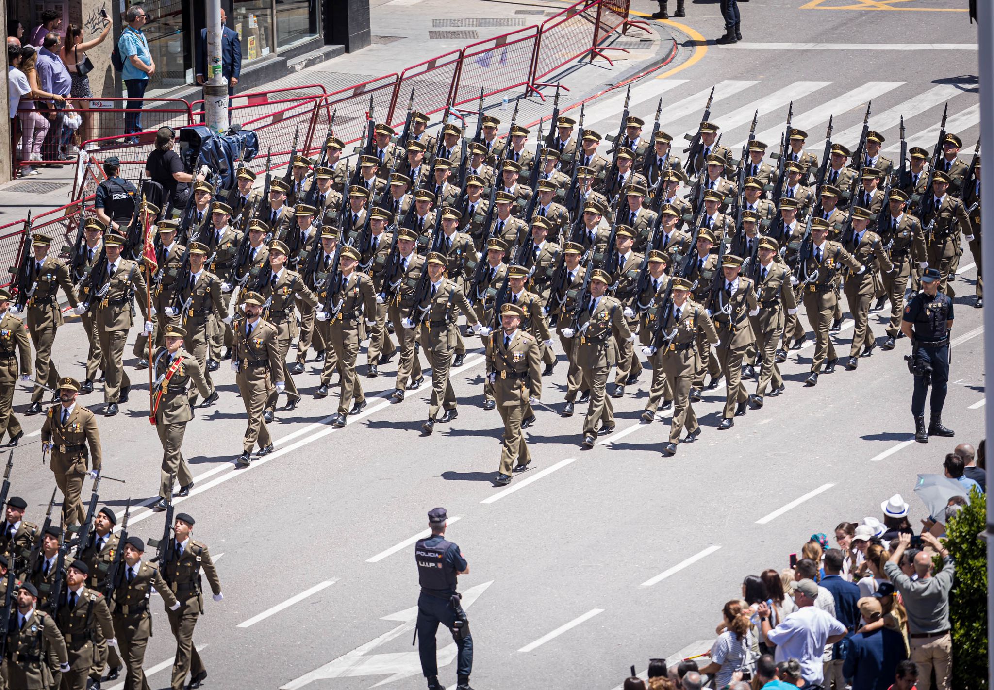 Las imágenes del desfile de las Fuerzas Armadas desde dentro y a vista de pájaro