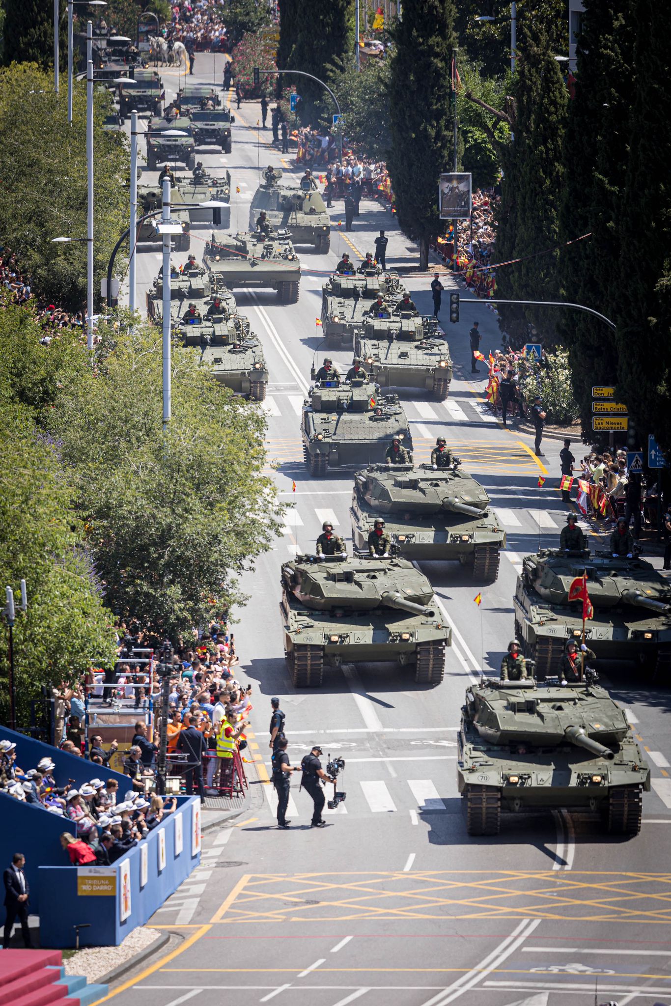 Las imágenes del desfile de las Fuerzas Armadas desde dentro y a vista de pájaro