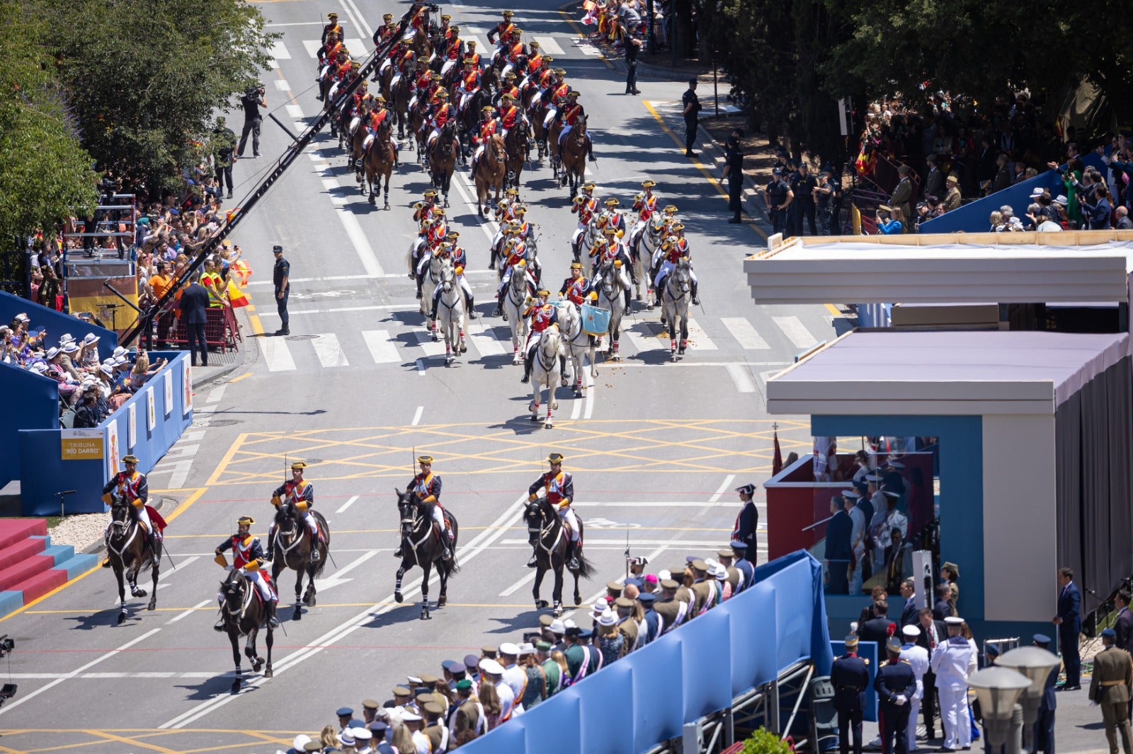 Las imágenes del desfile de las Fuerzas Armadas desde dentro y a vista de pájaro