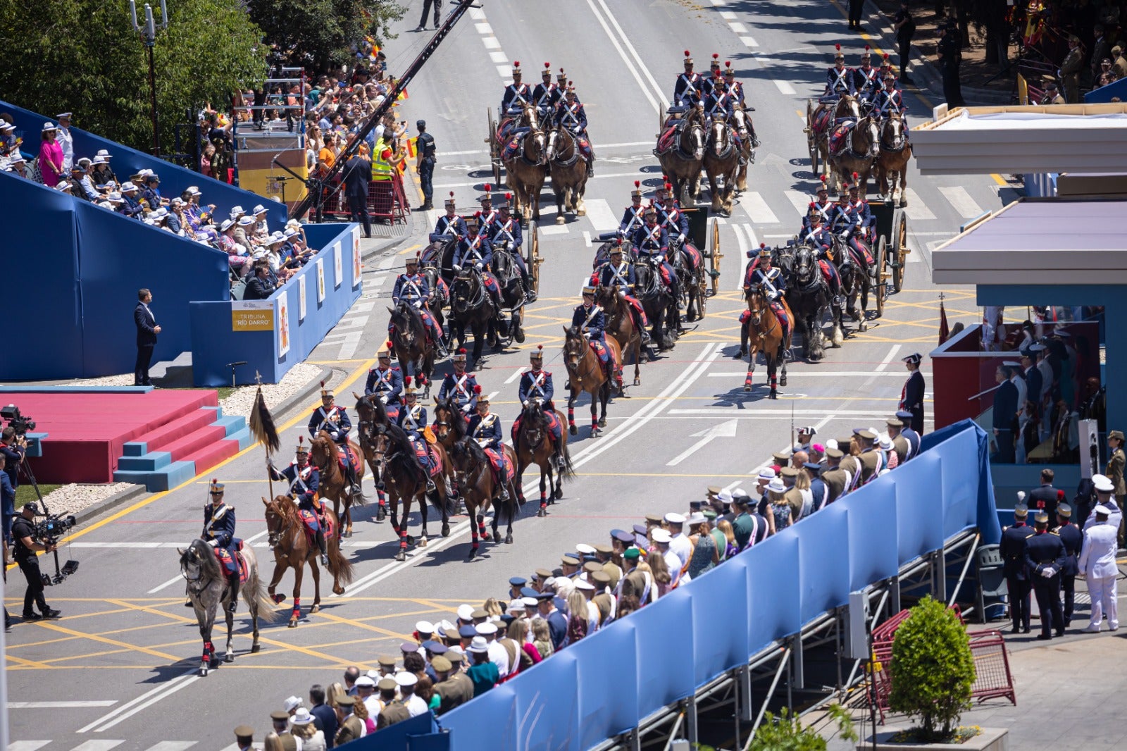 Las imágenes del desfile de las Fuerzas Armadas desde dentro y a vista de pájaro