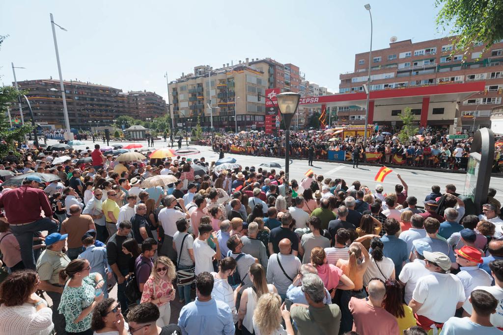 Las imágenes de los granadinos disfrutando del desfile de las Fuerzas Armadas