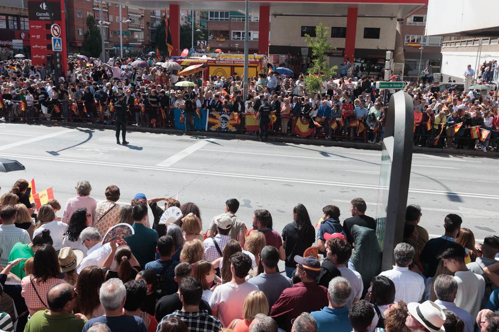 Las imágenes de los granadinos disfrutando del desfile de las Fuerzas Armadas