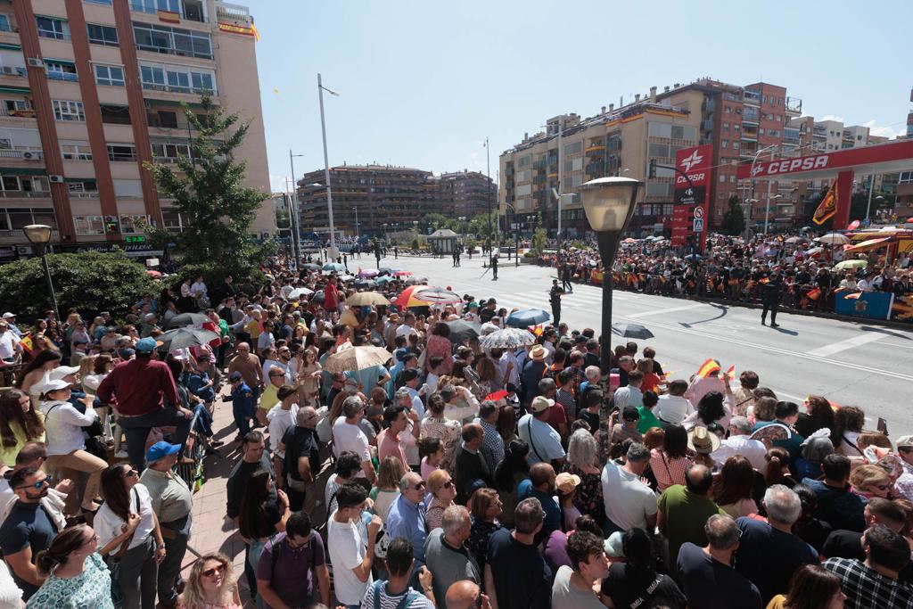 Las imágenes de los granadinos disfrutando del desfile de las Fuerzas Armadas