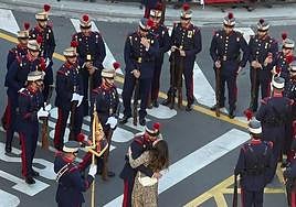 Momento en el que un miembro de la Guardia Real le pide matrimonio a su novia.