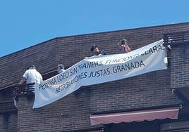Funcionarios han pedido retribuciones justas con una pancarta en el desfile de las Fuerzas Armadas.