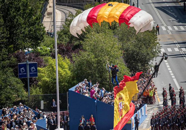 El caboMaría del Carmen Gómez Hurtado en su salto en el desfile de las Fuerzas Armadas.