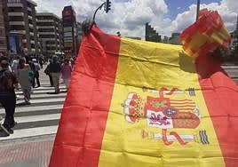 Abdul tras una de las banderas que vendía este sábado.