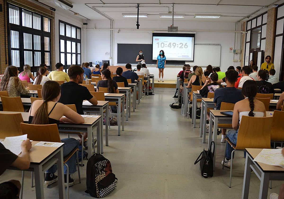 Alumnos almerienses de Bachillerato durante las pasadas pruebas de acceso a la Universidad.