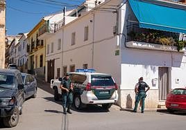 La Guardia Civil patrulla las calles del municipio de Íllora.