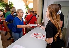 Reparto de abanicos en la Plaza Vieja, en una edición anterior de la Feria.
