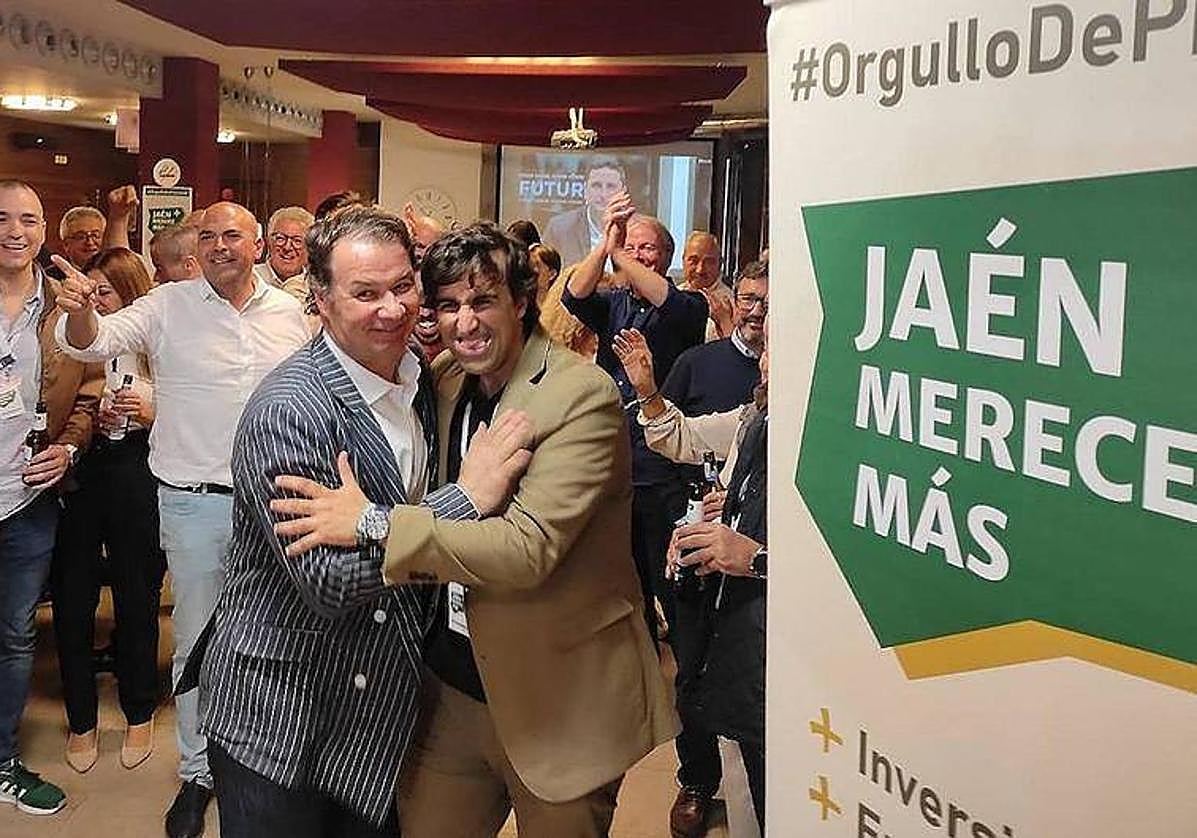 El candidato de JM+, a la izquierda, en la noche electoral.