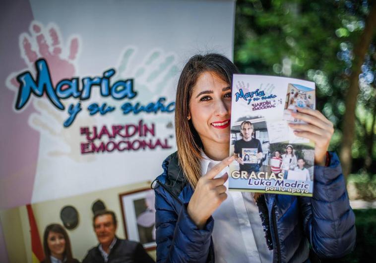 Adelaida Salas Casilla muestra la portada del libro, la pieza clave de este proyecto solidario y de valores.