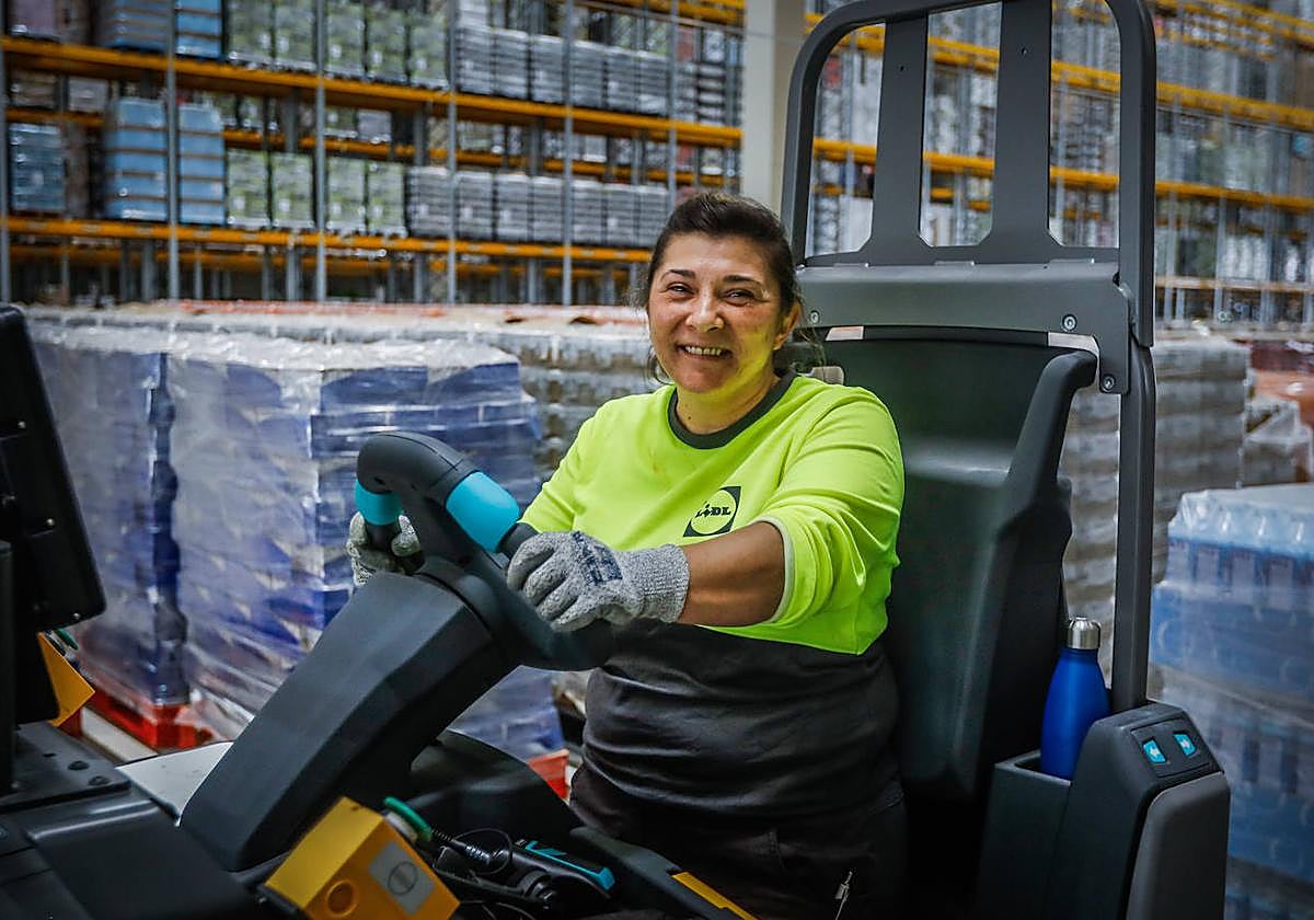 Blanca Martín Heredia, de Escúzar, tiene un contrato indefinido como preparadora de pedidos en la nueva plataforma de Lidl en la Citai.