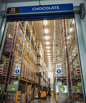 Imagen secundaria 2 - Un trabajador protegido en el área de congelado, la zona de fruta y verduras, donde comenzarán a trabajar este lunes y el almacén del chocolate. 