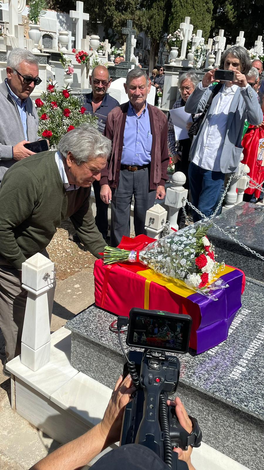 Imagen secundaria 2 - Inhumación de los huesos de Cipriano. 