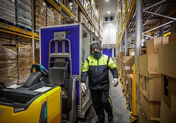 Imagen principal - Un trabajador protegido en el área de congelado, la zona de fruta y verduras, donde comenzarán a trabajar este lunes y el almacén del chocolate. 