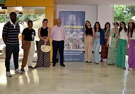 El vicerrector de Internacionalización, Julián Cuevas, con los primeros nueve estudiantes franceses.