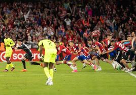 Los jugadores del Granada saltan al campo tras el pitido final del árbitro en el partido con el Leganés.