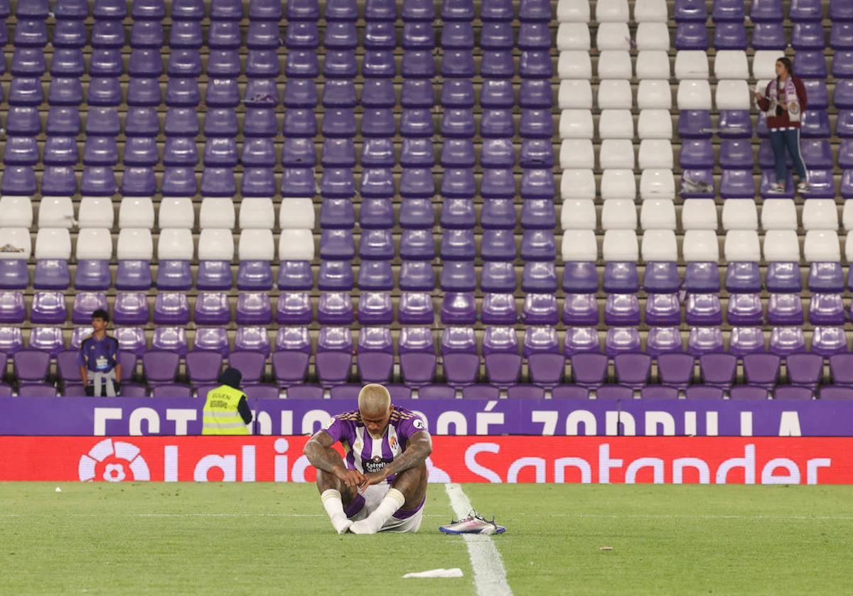 El exrojiblanco Robert Kenedy lamenta en soledad el descenso del Valladolid a Segunda división.