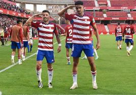 Martín Solar y Youness celebran el gol del empate del Recreativo.