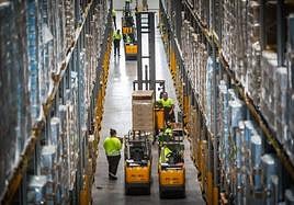 Uno de los pasillos de la nueva plataforma logística de Lidl en Escúzar.