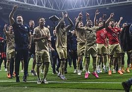 La plantilla de la UD Almería celebra la permanencia con los seguidores rojiblancos en Cornellá.