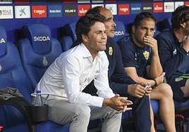 Rubi sonríe antes del inicio de un partido que fue un total sufrimiento para la UDA.